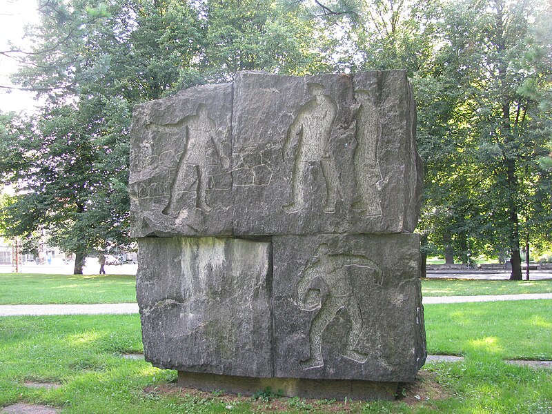 Fail:Kristjan Raua monument Tallinnas Hirvepargis, tagakylg, 8. august 2011.jpg