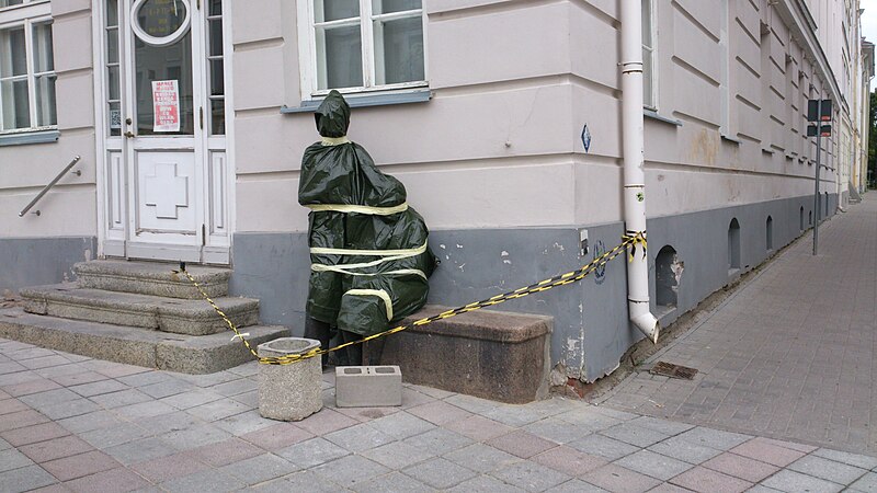 Fail:Mare Mikofi skulptuur 'Maanaised' paigaldatult ja pakendatult avamise ootel Tartu Kunstimuuseumi ees Raekoja platsil, 27. august 2013.jpg