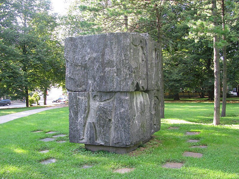 Fail:Kristjan Raua monument Tallinnas Hirvepargis, parem kylg, 8. august 2011.jpg