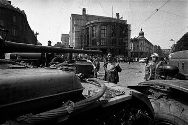 پرونده:Man in front of the Tank Czechoslovakia 1968.jpg