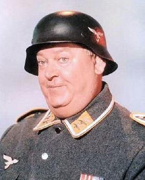 پرونده:John Banner as Schultz.jpg