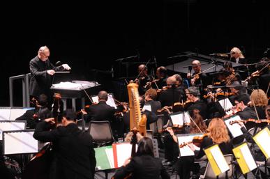 پرونده:Ennio Morricone in concerto all'Unipol Arena.jpg