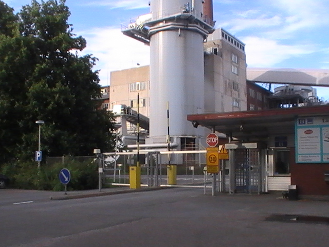 Tiedosto:Lännen Tehtaat western entrance.jpg