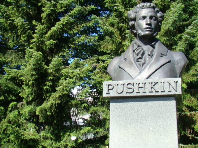 Tiedosto:Oleg Komov Aleksandr Pushkin.JPG