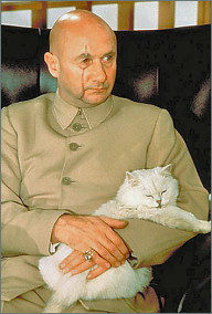 Ernst Stavro Blofeld (Donald Pleasence) elokuvassa Elät vain kahdesti