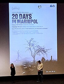 Valokuva 20 Days in Mariupol -dokumenttielokuvan Suomen ensiesityksen jälkeisestä keskustelutilaisuudesta Helsingissä 19. marraskuuta 2023. Haastateltavana dokumenttia Mariupolissa tuottamassa ollut Vasilisa Stepanenko.