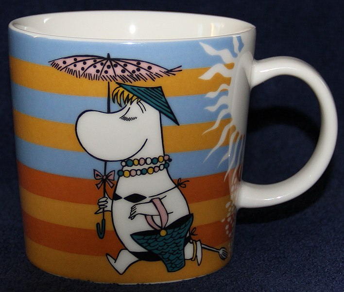 Tiedosto:Moomin Mug On the beach.JPG