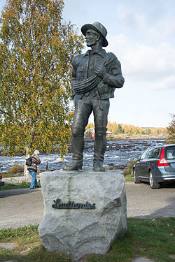 Lauttamies-patsas Kukkolankoskella.