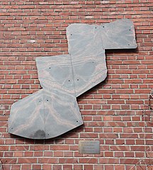 Vaakalintu, 1997, Mäntsälä Kirkonmäki, kansalaisopiston seinä. Teos on valmistettu Mäntsälän omasta kivestä.[3] [4]