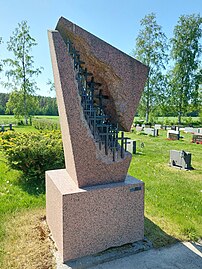 Yhteinen tuska (Lapuan patruunatehtaan räjähdyksen uhrien muistomerkki), 1985, Lapua.