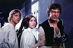 Oikealla Han Solo, vasemmalla Luke Skywalker ja keskellä Leia Organa.