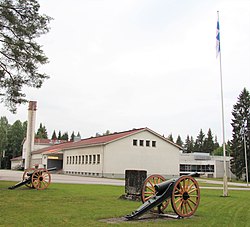 Tyrjän rykmentin muistokivi ja perinnetykit Karkialammintien ja Tyrjäntien risteyksessä muistuttavat osaltaan kaupunginosan sotilasperinteestä.