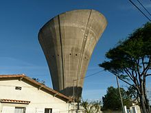 Photographie d'un château d'eau en béton brut.