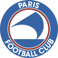 Premier logo du Paris FC dans les années 1970/80 inspiré de la nef présente sur le blason de la ville de Paris et rappelant les armoiries de Paris et de la corporation des Nautes, gérante de la municipalité parisienne au Moyen Âge.