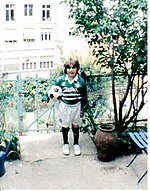 Strologoff enfant, avec un ballon et le maillot l'AS Saint-Étienne.
