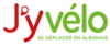 Logo en couleurs du service de location de vélos, composé des caractères « J'y » en rouge et « vélo » en vert, le tout accompagné de la mention « Se déplacer en Albanais » en capitales vertes en-dessous