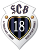 Logo en forme de pique gris clair inversé avec un cœur à bande bleu et noir et « 18 » inscris dedans.