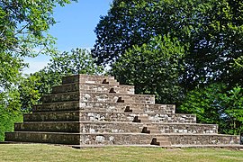 La pyramide de la Paix construite avec les pierres de l'ancienne chapelle pour commémorer les combattants morts lors de la libération.