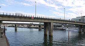 Au premier plan le pont aval vu depuis la rive droite de la Seine.