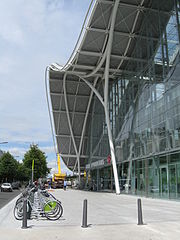 L'entrée principale et la station Vélo'+.