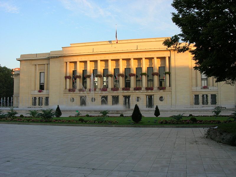 Fichier:La mairie de Puteaux le matin.jpg