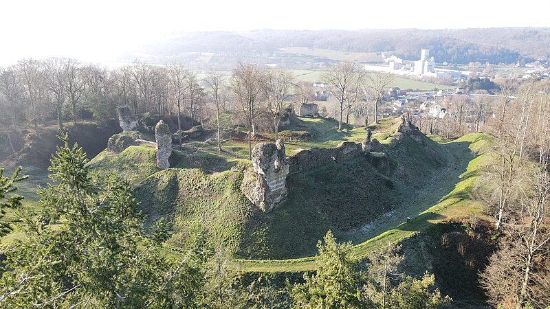 Fichier:Château médiéval de Montfort sur Risle.jpeg