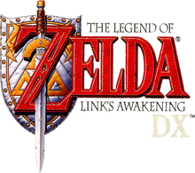 Zelda est inscrit en grosses lettres rouges. Derrière le Z, le bouclier et l'épée de Link sont représentés, cette dernière étant enlacée dans le Z. Le reste du titre est inscrit sur la droite en dessous et au-dessus du terme Zelda dans des petits caractères de couleur noire.