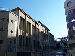 Arrière de l'école Estienne avec des bas-reliefs de Pierre Traverse.