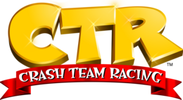 Les lettres « CTR » sont inscrites en couleur dorée et rutilantes. Un ruban rouge est en dessous, le texte « Crash Team Racing » y est inscrit en blanc.