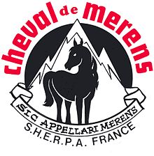 Dessin représentant un cheval noir stylisé devant des montagnes; le texte « Cheval de Mérens » est écrit en rouge au-dessus de l'image et le texte « SIC appellari merens S.H.E.R.P.A France » est écrit en noir en-dessous de l'image.