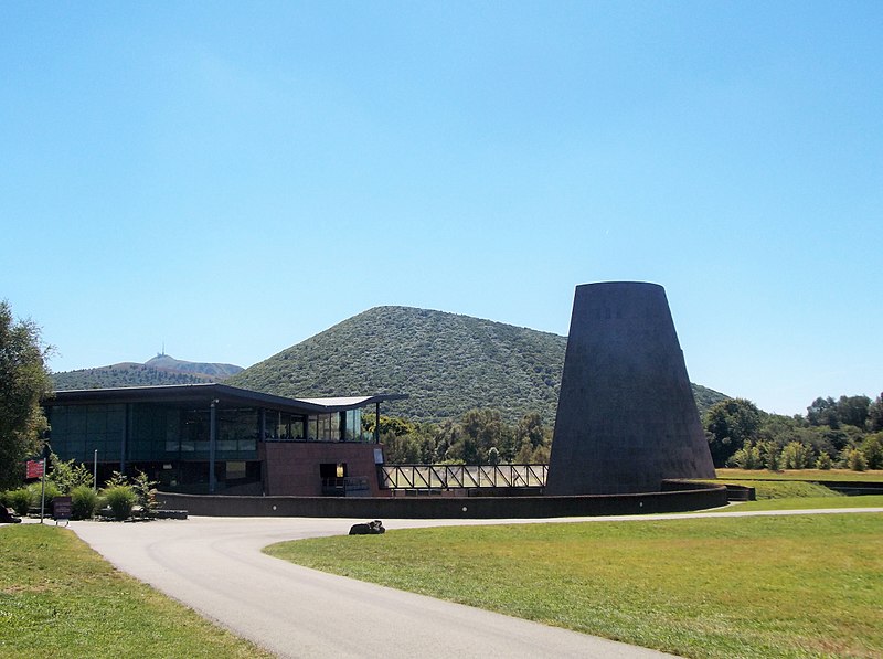 Fichier:Vulcania, vue du parc sur fond de chaîne des Puys.JPG