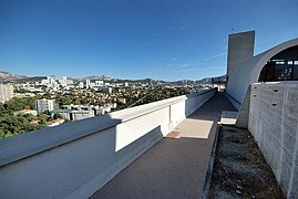 Coursives sur la terrasse de la cité radieuse.