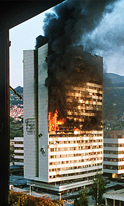 Ofbyld:Evstafiev-sarajevo-building-burns.png