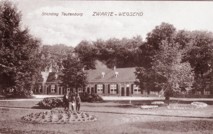 Ofbyld:Stichting Toutenburg Zwarte -wegsend.jpg