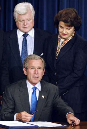 Ofbyld:Kennedy Feinstein Bush signing.jpg