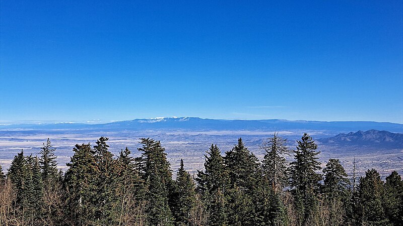 Ofbyld:Southern Terminus of the Rocky Mountains from the Sandia Mountains of North Central NM.jpg