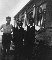 Jan Tjittes Piebenga (l.), de Noardfries Carsten Boysen en Douwe Annes Tamminga yn Noard-Fryslân (1930)