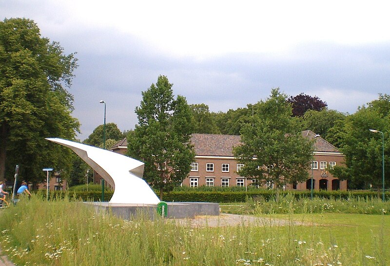 Ofbyld:Soesterberg Maresjeseekazerne+Monumint De Vleugel 42.JPG