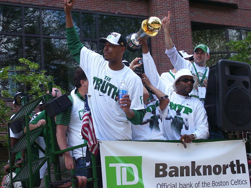 קובץ:Paul Pierce Boston Parade.jpg