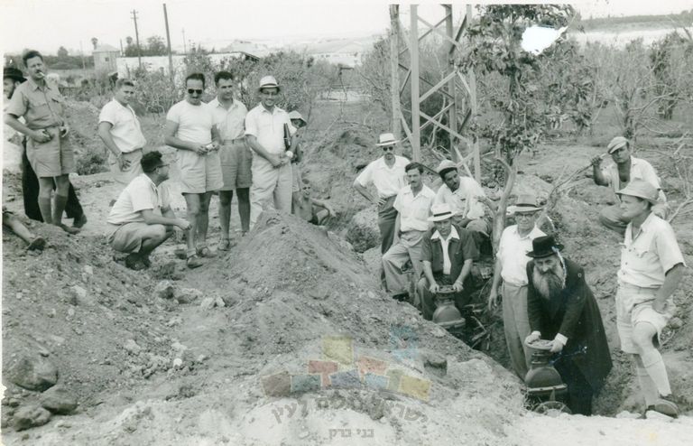 קובץ:חנוכת באר המים בבני ברק. 1954 - 1957.jpg