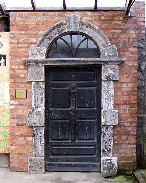קובץ:Entrance to 7 Eccles Street at the James Joyce Centre Dublin.jpg