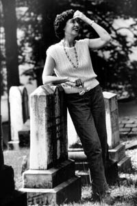 אוליב אן ברנס נשענת על מצבה, 1984