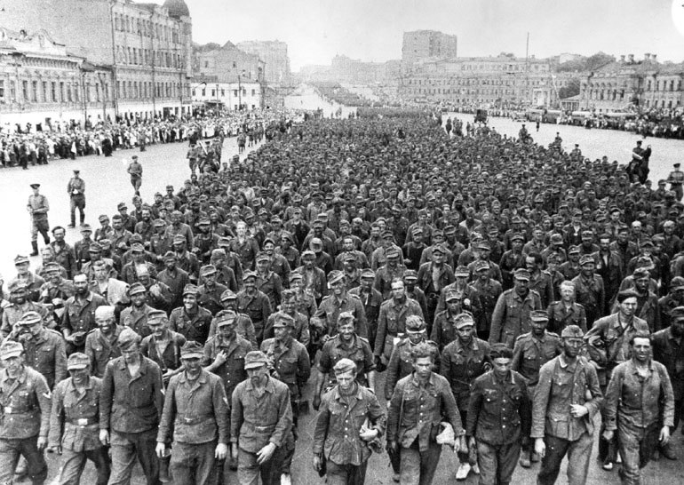 קובץ:German prisoners march through the streets of Moscow (1944).jpg