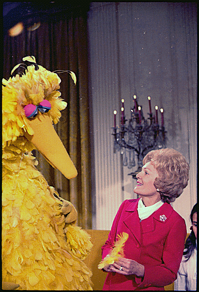 קובץ:Mrs. Nixon meeting with Big Bird from Sesame Street in the White House. - NARA - 194339.gif