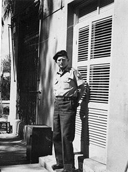 יוסף (יוש) הרפז בפתח ביתו בתל אביב, 1949