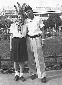 זרובבלה ששונקין ויהודה בן צור בכיכר צינה דיזנגוף ב-1946