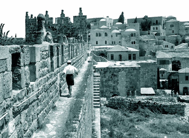 קובץ:Jerusalem walls rampart.jpg