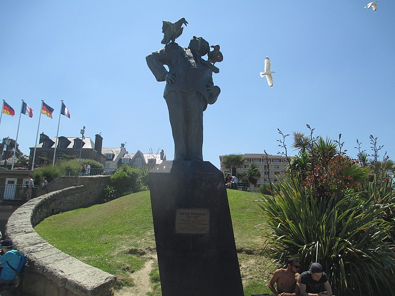 קובץ:Hitchcock memorial - Dinard.jpeg