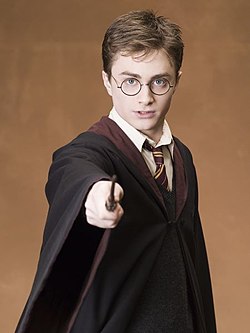 דניאל רדקליף המגלם את דמותו של הארי בסרטים