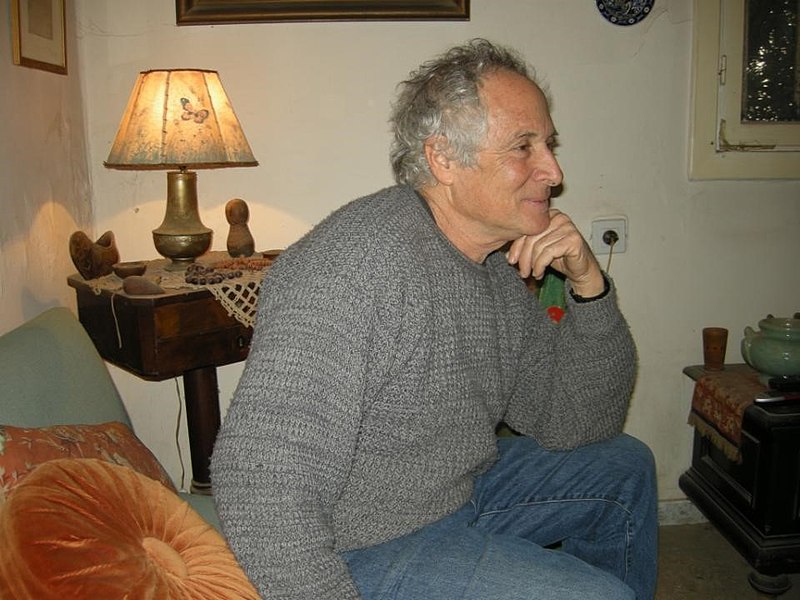 קובץ:Yoram Sade 1944 -2021 in his house.jpg